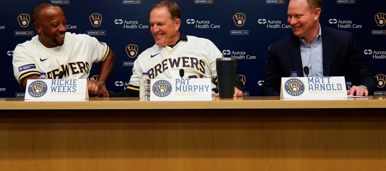 who is the manager of the milwaukee brewers